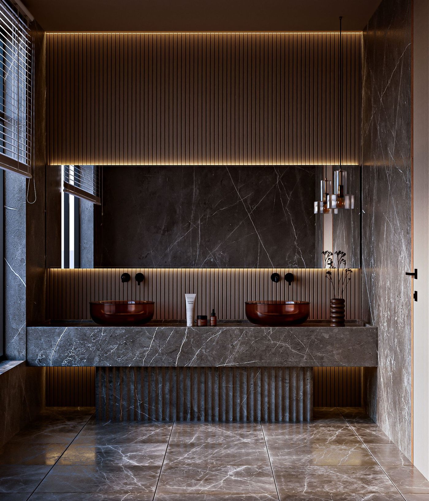 Baño principal con muros de piedra gris, listones acanalados retroiluminados y lavabos de vidrio ámbar